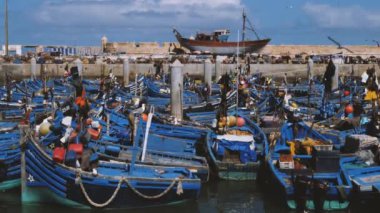 Essaouira limanında eski, ahşap, mavi balıkçı tekneleri. Fas 'ta turistik seyahat.