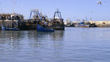 Essaouira 'da eski gemileri ve balıkçı teknesi olan liman. Meşgul liman manzarası. Fas 'ın turistik seyahat beldesi.