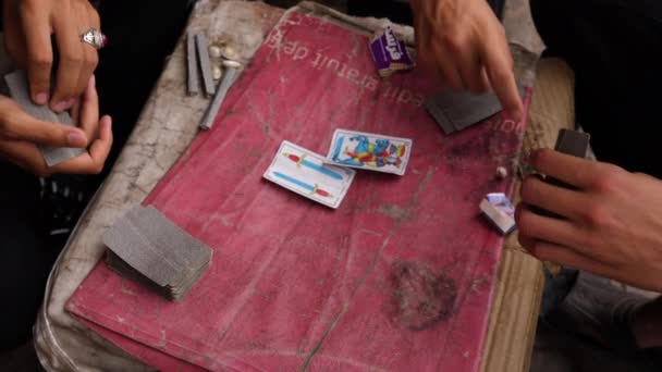 Los Jóvenes Están Jugando Juego Cartas Marroquí Ronda Calle Marrakech — Vídeo de stock