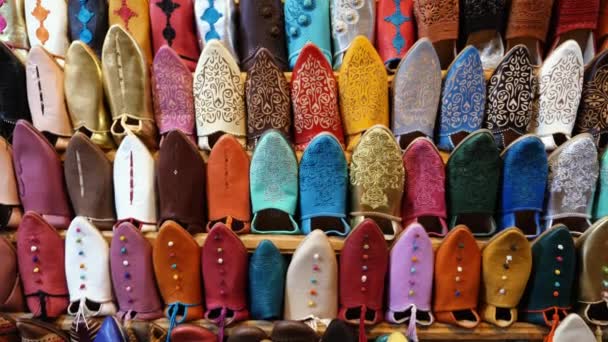Authentic Colorful Moroccan Women Slippers Babouches Embroidery Displayed Wall Medina — Stockvideo