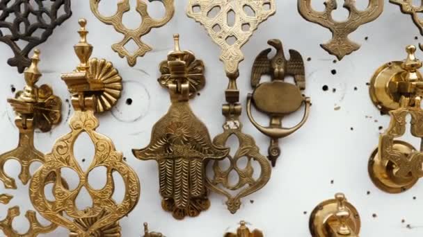 Autentyczne Dekoracyjne Ręcznie Robione Marokańskie Miedziane Klamki Drzwi Uchwyty Klucze — Wideo stockowe