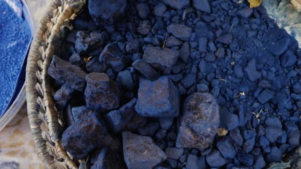 Marokkaans Blauw Zuiver Indigo Rotsen Indigo Poeder Natuurlijke Kleurstof Stenen — Stockvideo