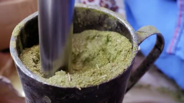 摩洛哥马拉喀什市 在传统的铁砂浆中磨碎的鹰嘴豆叶变成粉末 — 图库视频影像
