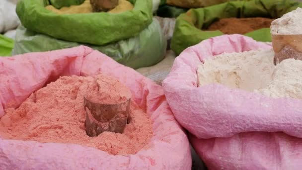 Polvo Arcilla Rosa Blanca Para Hacer Máscaras Belleza Mercado Callejero — Vídeos de Stock