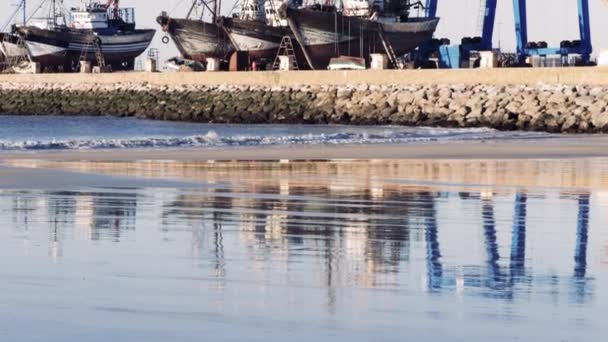 Παραλία Και Λιμάνι Παλιά Πλοία Στην Ξηρά Στην Essaouira Αλιευτικά — Αρχείο Βίντεο