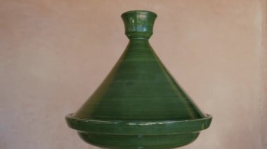 Otantik Fas kahverengi kil tagini (tajine), döner. Geleneksel yavaş pişirme, güveç..