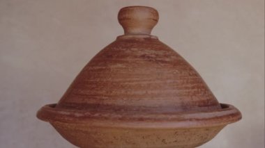 Otantik Fas yeşil seramik tagini (tajine), döner. Geleneksel yavaş pişirme, güveç tenceresi. Fas seramiği.