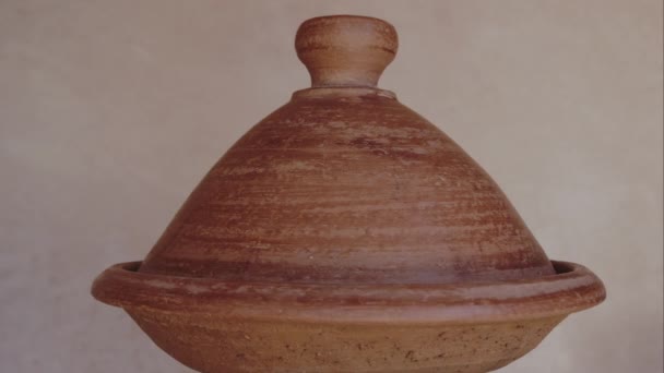 Authentic Moroccan Green Ceramic Tagine Tajine Rotating Традиционная Медленная Готовка — стоковое видео