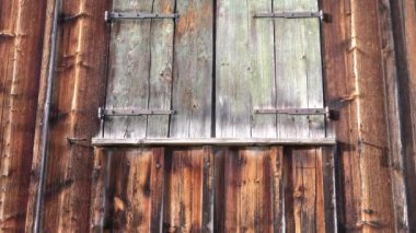 Eski çiftlik evi, ahır, pencereli ahşap ön duvar, Wildhaus kırsalında, St Gallen, İsviçre. Eski kırsal mimarinin ayrıntıları, İsviçre 'deki dağ kulübesi..
