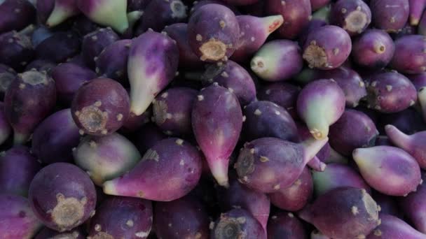 位于摩洛哥埃塞萨乌拉的一个农贸市场上 有摩洛哥紫色多刺梨子 仙人掌果 摩洛哥街头食品 健康而新鲜 慢镜头 — 图库视频影像