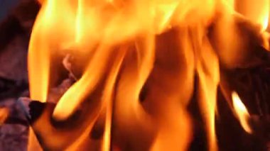 Şöminede alevler, soyut koyu arkaplan. Aşırı yakın çekim yavaş çekim görüntüsü.