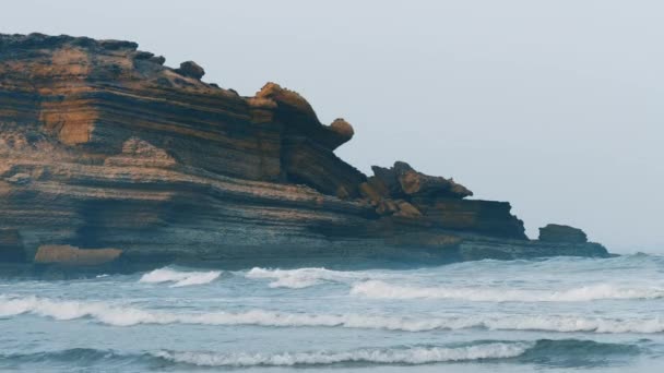 Утес Скала Пляже Приливом Медленные Волны Атлантическое Побережье Эссауира Моро — стоковое видео