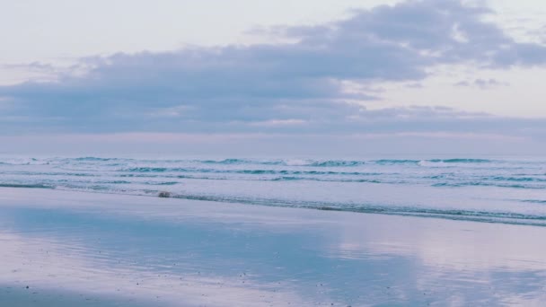 Tranquil Beach Scene Waves Clouds Reflections Pink Sky Meditative Calming — Stok video