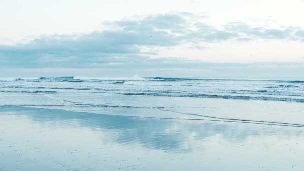 Cena Praia Matinal Com Ondas Céu Nublado Reflexos Céu Azul — Vídeo de Stock