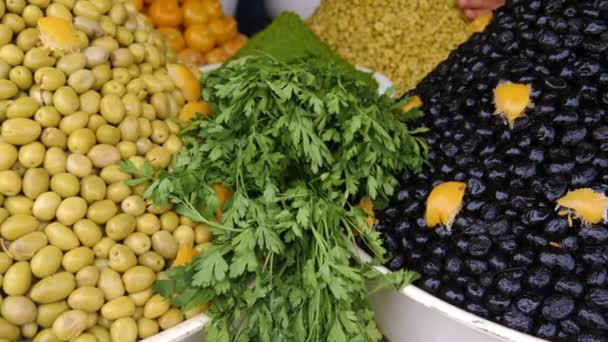 Pieux Olives Marocaines Vertes Noires Dans Marché Rural Marocain Traditionnel — Video