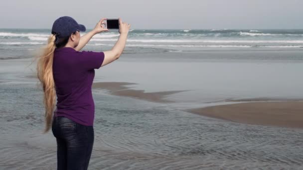 Марокканська Арабська Мусульманка Фотографує Панорамне Відео Своїм Мобільним Телефоном Пляжі — стокове відео