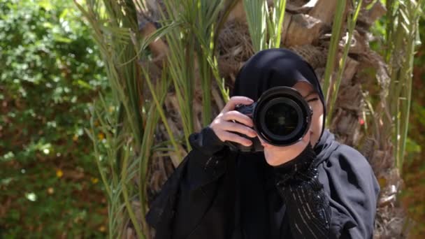 Красива Марокканська Арабська Мусульманка Дзеркальною Камерою Фотографує Саду Відвертає Камеру — стокове відео