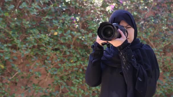 Uma Bela Mulher Muçulmana Árabe Marroquina Com Uma Câmera Dslr — Vídeo de Stock