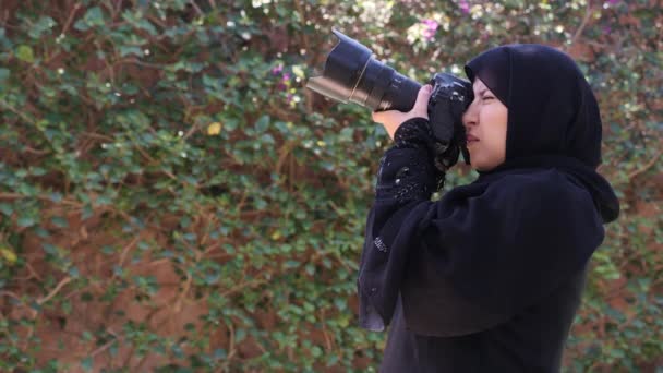 Krásná Marocká Arabská Muslimka Kamerou Dslr Která Natáčí Fotografování Zahradě — Stock video