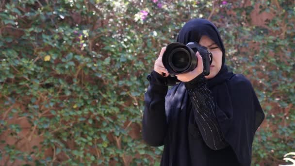 Krásná Marocká Arabská Muslimka Kamerou Dslr Fotografující Zahradě Islámská Emancipace — Stock video