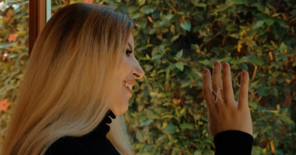 Glückliche Fröhliche Attraktive Frau Mit Blonden Haaren Blickt Winkend Aus — Stockvideo
