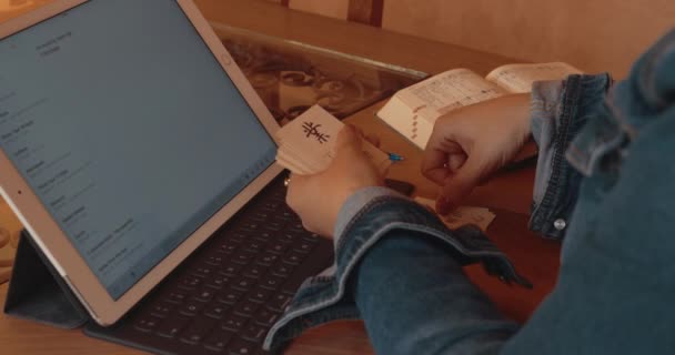 Vrouw Studeert Japanse Taal Met Taalkaarten Vreemde Taal Studeren Thuis — Stockvideo