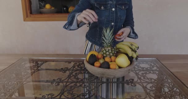 Woman Finishes Filling Fruit Bowl Organic Fresh Fruits Oranges Banana — Vídeos de Stock