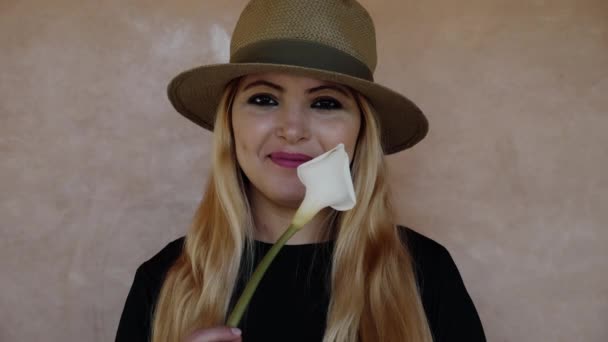 Atractiva Mujer Árabe Marroquí Sonriente Con Sombrero Sosteniendo Una Flor — Vídeos de Stock