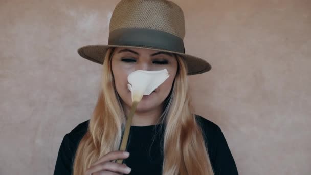 Smiling Moroccan Arab Woman Wearing Hat Smelling White Calla Lily — Vídeos de Stock