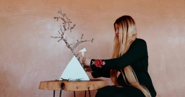 Kadın Zambak Kuru Bir Dalla Ikebana Çiçek Aranjmanı Yapıyor Geleneksel — Stok video