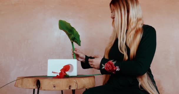 Uma Mulher Atraente Cria Arranjo Flores Ikebana Com Hibisco Vermelho — Vídeo de Stock