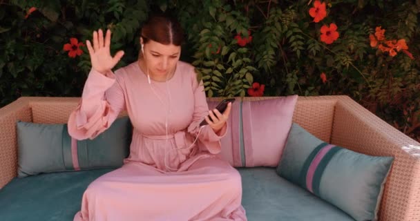 Elegante Mujer Árabe Marroquí Escuchando Música Bailando Movimientos Baile Estilo — Vídeos de Stock