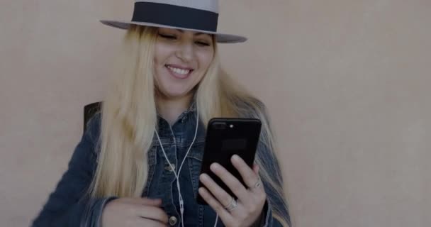 Gelukkige Glimlachende Vrouw Luisteren Naar Muziek Met Oortjes Haar Lichaam — Stockvideo