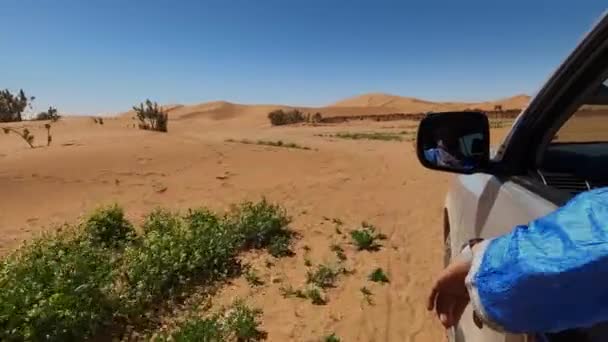 Geländewagen Fahren Der Sahara Wüste Marokkos Blick Auf Die Sanddünen — Stockvideo