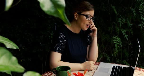 Jovem Empresária Trabalhando Casa Seu Jardim Com Laptop Conversando Telefone — Vídeo de Stock