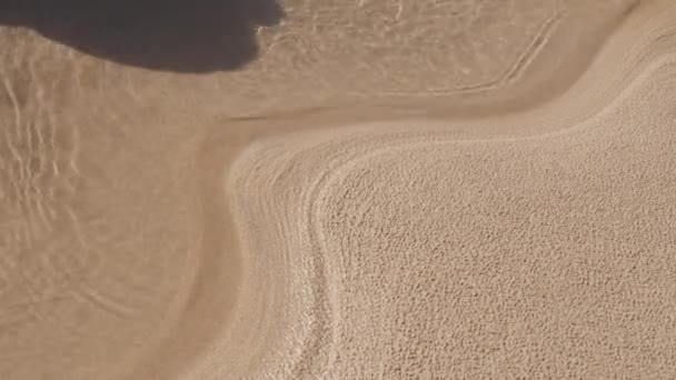 Strandsand Med Rent Rörligt Vatten Närbild Abstrakt Natur Bakgrundsfilm Slow — Stockvideo