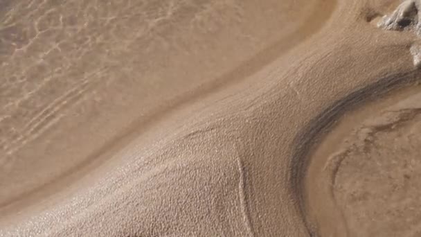 Närbild Abstrakt Strand Sand Med Klart Rörligt Vatten Bakgrundsbilder Naturen — Stockvideo