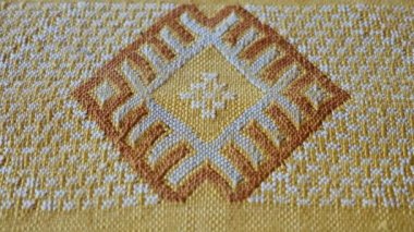 El yapımı, geleneksel, Fas kaktüsü ipeği (Sabra ipeği) halısı. Soyut geometrik desenler, el dokuması, yüzeysel alan derinliği.