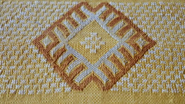 手作り 伝統的な モロッコサボテンシルク サブラシルク カーペットの詳細 抽象幾何学的パターン 手織り フィールドの浅い深さ — ストック動画