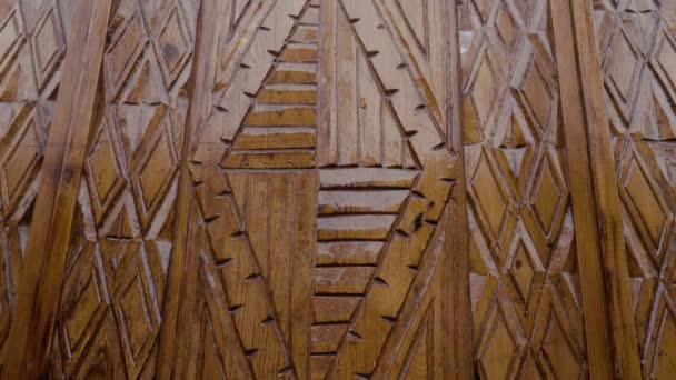 伝統的な木彫りのモロッコ 木製のドアの詳細の閉鎖 モロッコイスラム ムーア人の建築デザイン — ストック動画