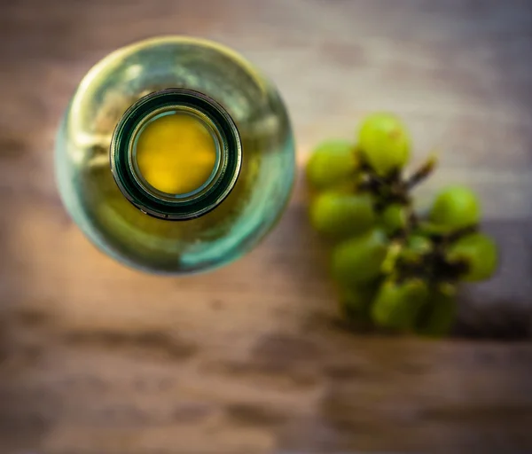 质朴的酒瓶和葡萄 — 图库照片