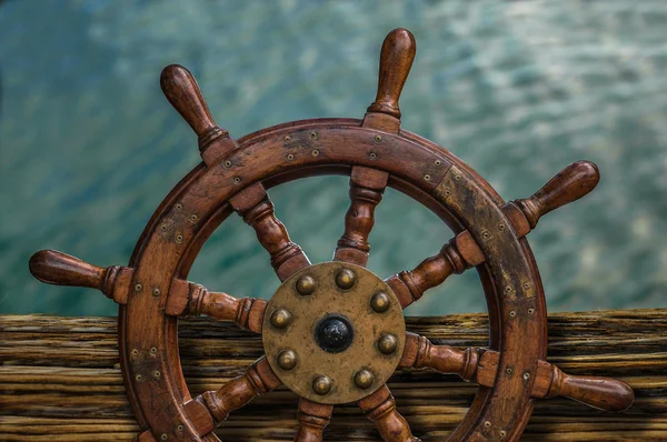 Ships Wheel Against Ocean Water — Stock Photo, Image