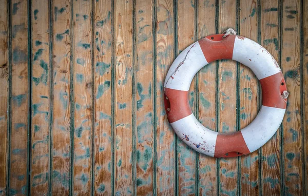 Lifebuoy rústico na parede — Fotografia de Stock