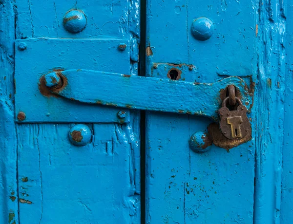 Porte bleue robuste avec serrure — Photo