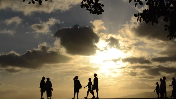Aktivität bei Sonnenuntergang auf Hawaii — Stockvideo