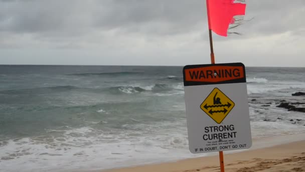 Señal de playa tormentosa — Vídeo de stock