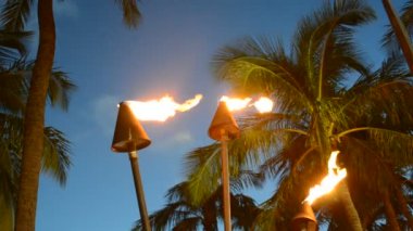 Hawaii Tiki meşaleleri