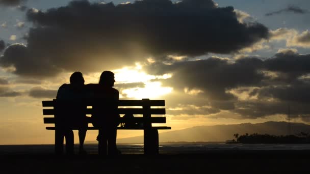 Romantische zonsondergang paar — Stockvideo