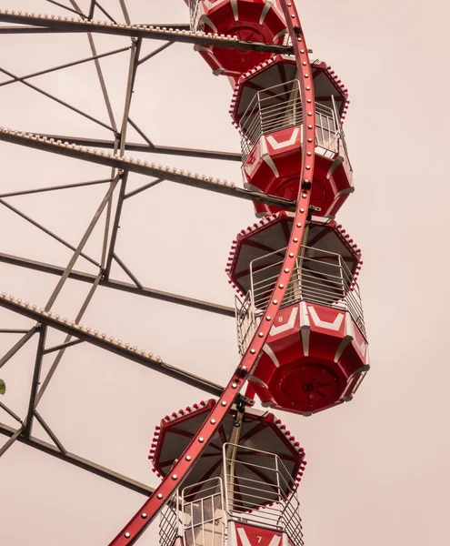 Винтажное красное колесо обозрения — стоковое фото