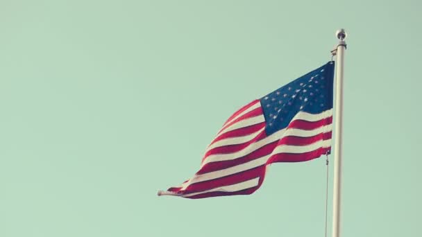 Drapeau américain rétro dans le vent — Video